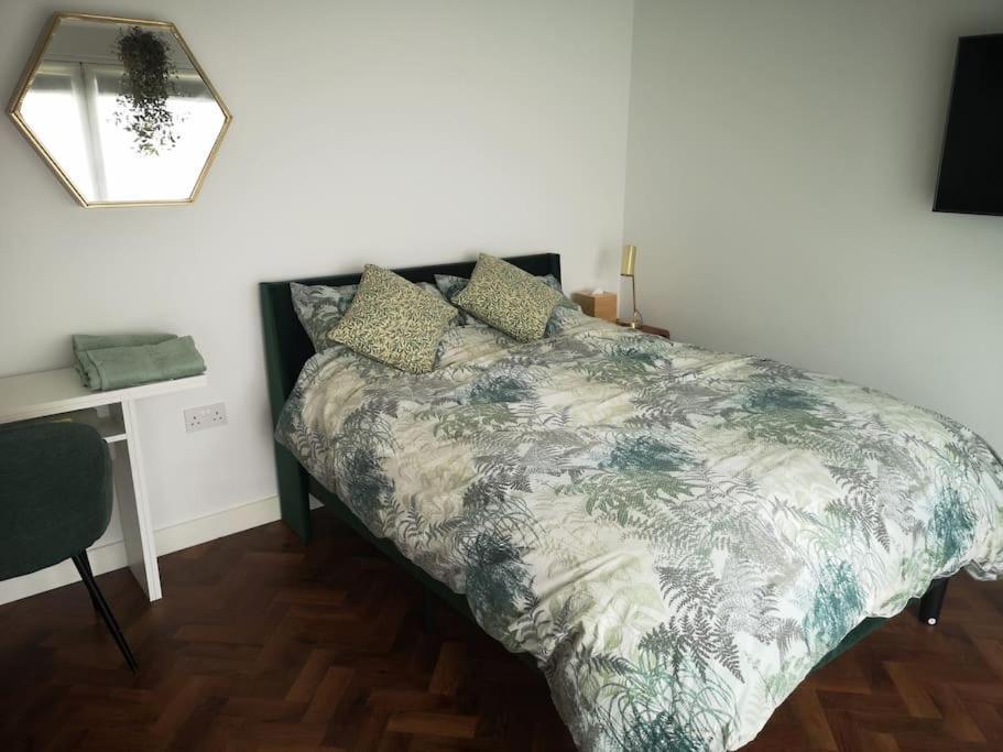 Stylish Apartment In Horsham With Parking And Own Entrance Εξωτερικό φωτογραφία