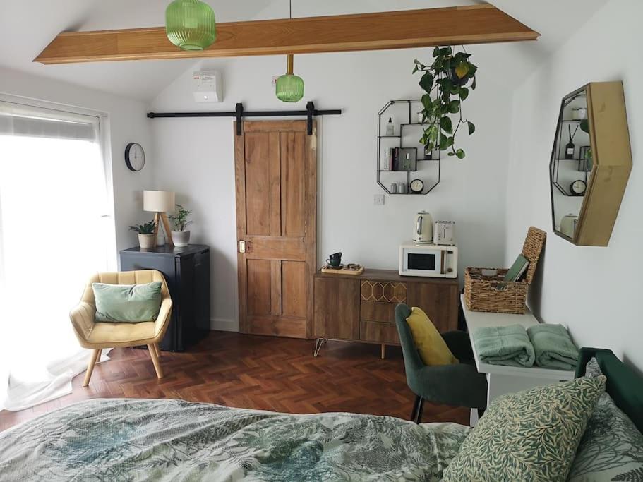 Stylish Apartment In Horsham With Parking And Own Entrance Εξωτερικό φωτογραφία