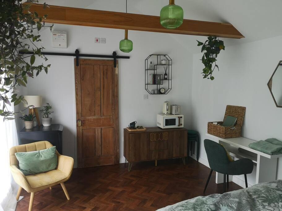 Stylish Apartment In Horsham With Parking And Own Entrance Εξωτερικό φωτογραφία