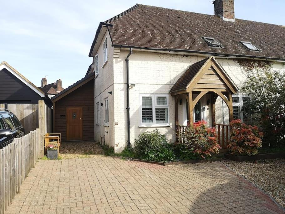 Stylish Apartment In Horsham With Parking And Own Entrance Εξωτερικό φωτογραφία