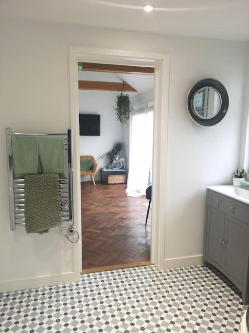 Stylish Apartment In Horsham With Parking And Own Entrance Εξωτερικό φωτογραφία